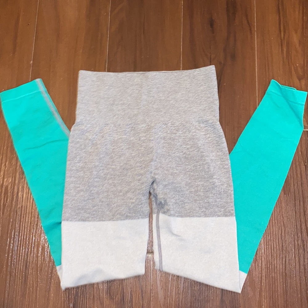 NEW Colorblock Workout Set - Picture 3 of 3